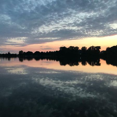 Premium Lake Lodges Чичестър Екстериор снимка