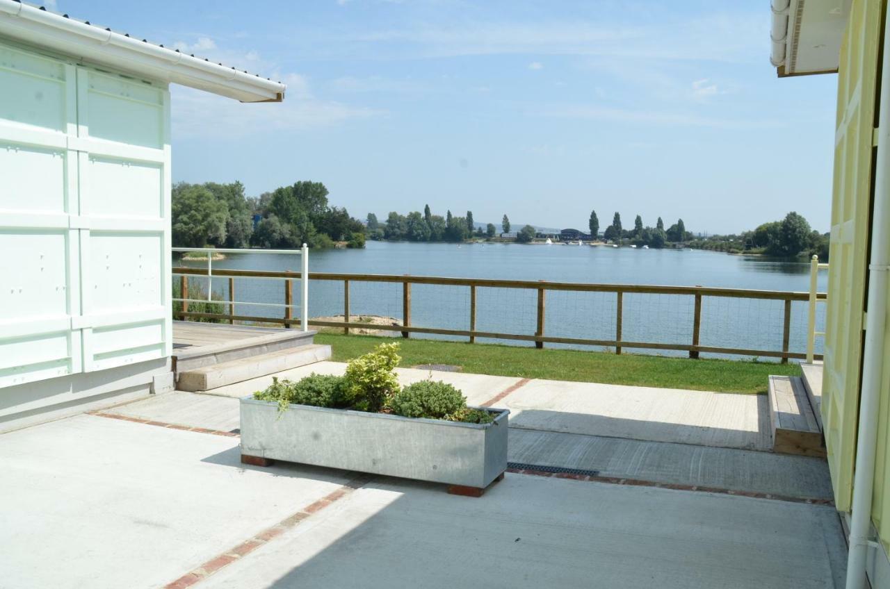 Premium Lake Lodges Чичестър Екстериор снимка