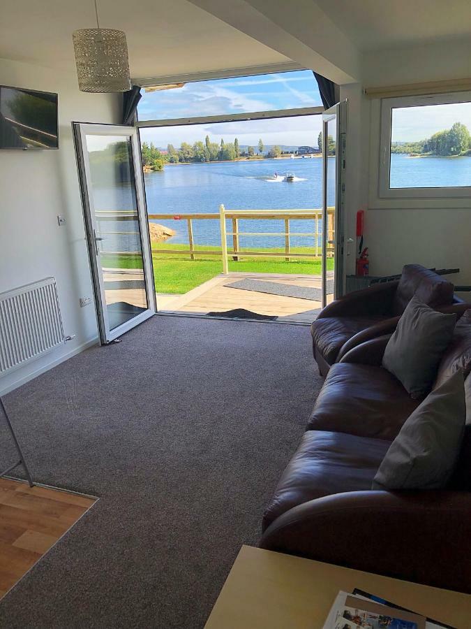Premium Lake Lodges Чичестър Екстериор снимка